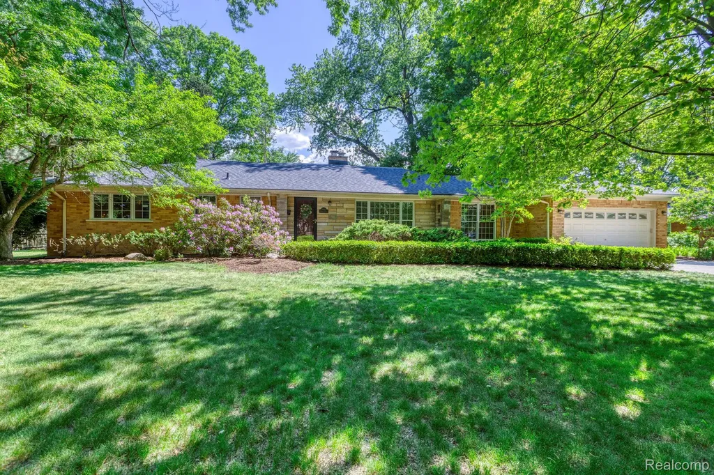 19141 Warwick Street Beverly Hills Village MI 48025