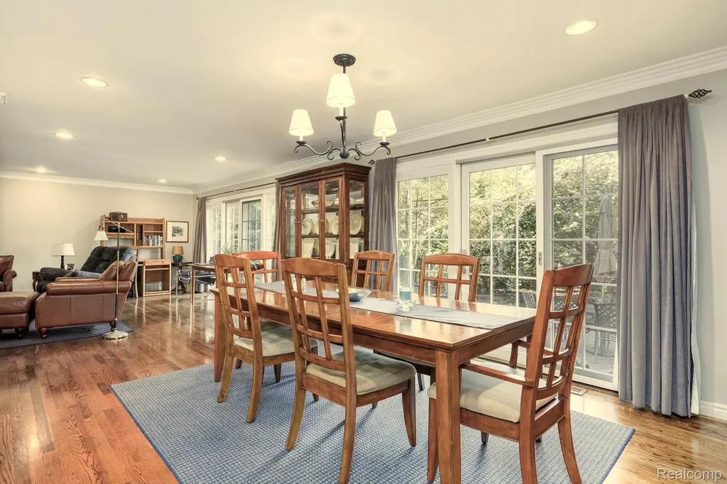 19141 Warwick Street Beverly Hills Village MI 48025