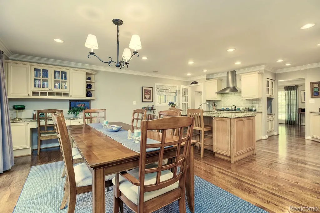 19141 Warwick Street Beverly Hills Village MI 48025
