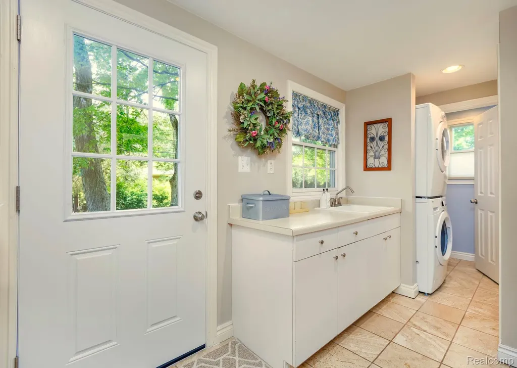19141 Warwick Street Beverly Hills Village MI 48025