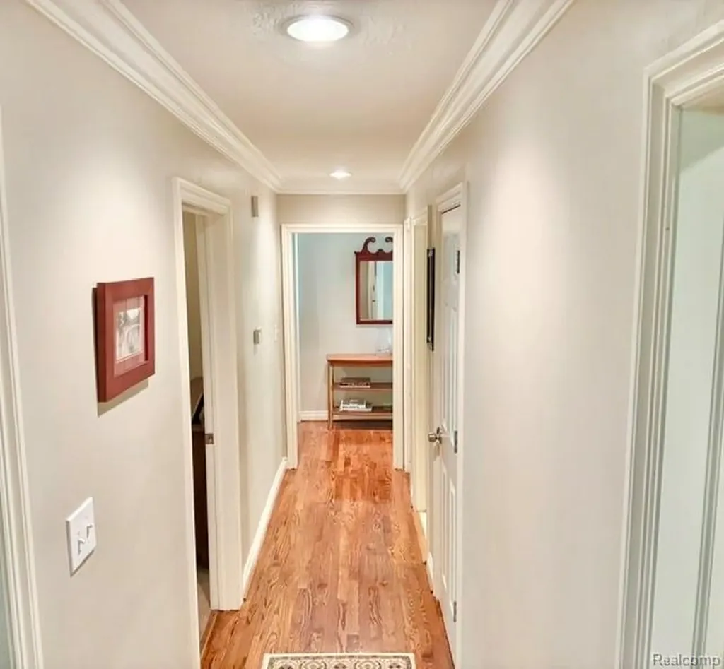 19141 Warwick Street Beverly Hills Village MI 48025