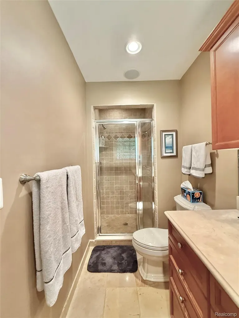 19141 Warwick Street Beverly Hills Village MI 48025