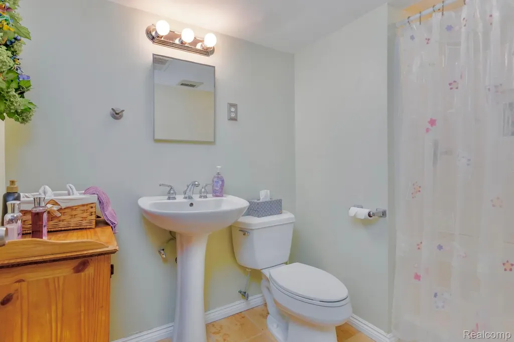 19141 Warwick Street Beverly Hills Village MI 48025