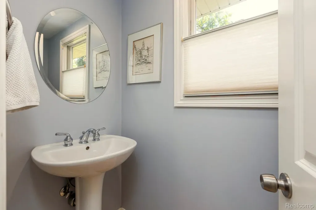 19141 Warwick Street Beverly Hills Village MI 48025