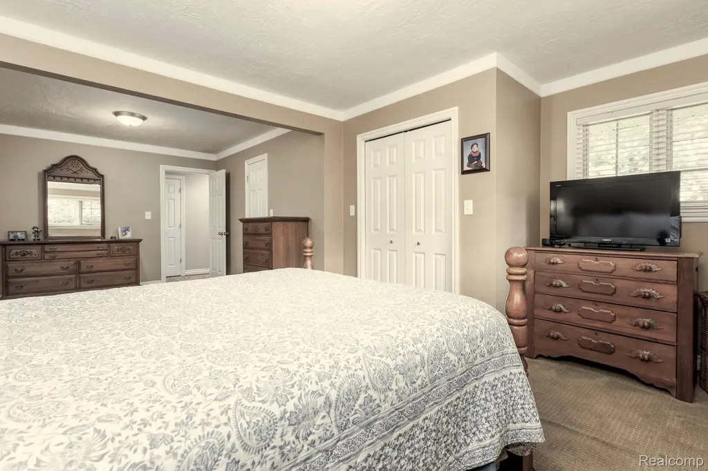 19141 Warwick Street Beverly Hills Village MI 48025