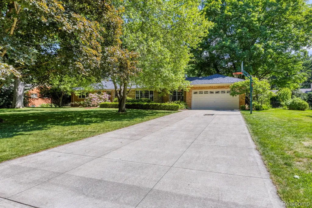 19141 Warwick Street Beverly Hills Village MI 48025