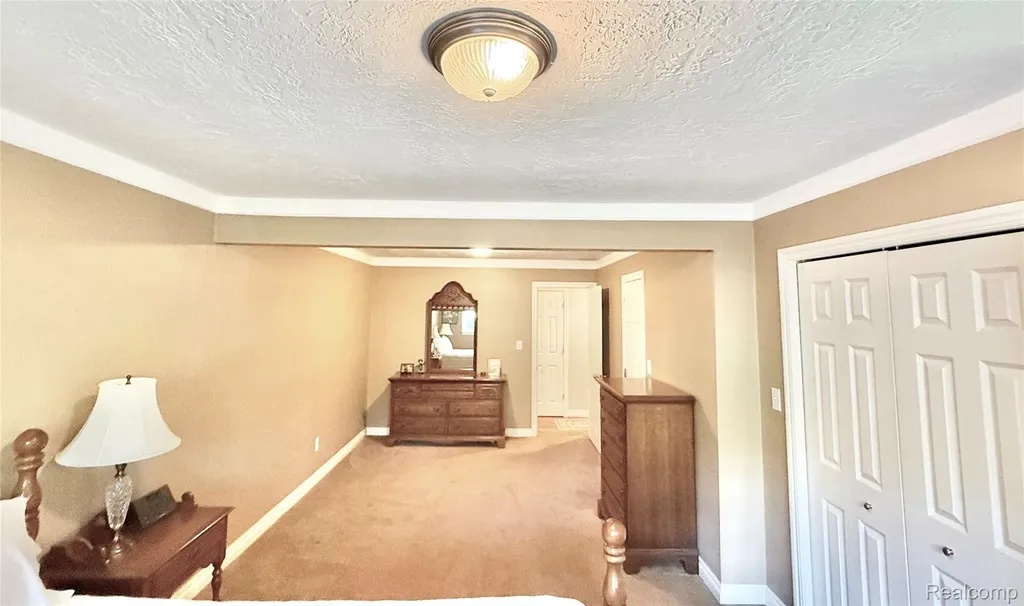 19141 Warwick Street Beverly Hills Village MI 48025