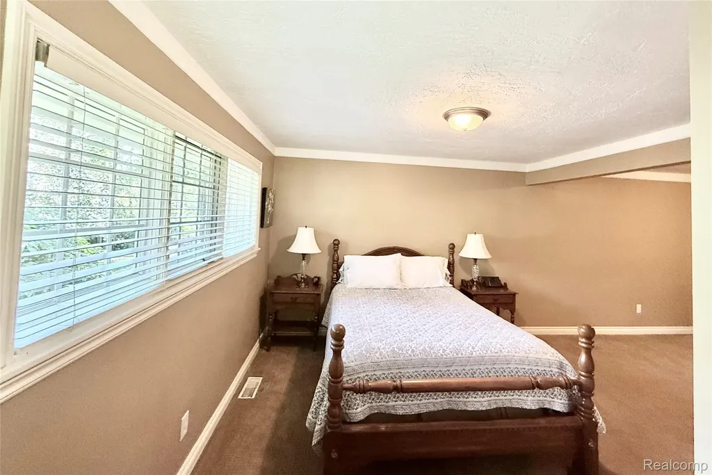 19141 Warwick Street Beverly Hills Village MI 48025