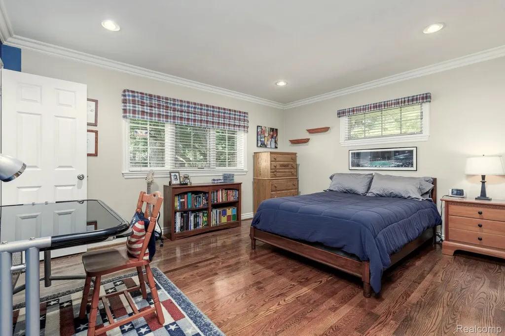 19141 Warwick Street Beverly Hills Village MI 48025
