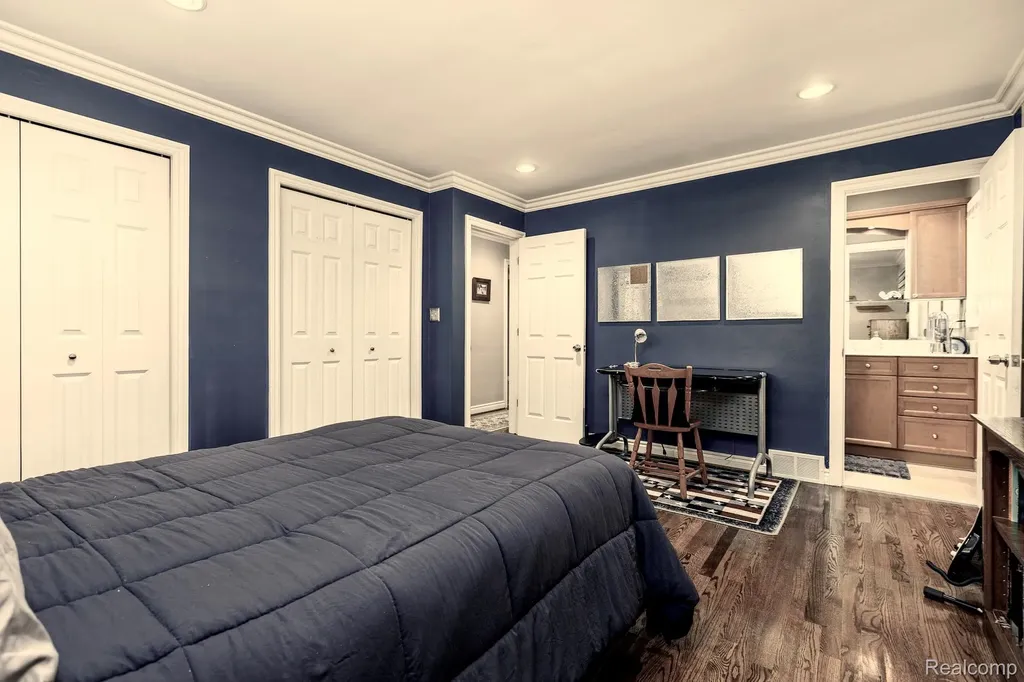 19141 Warwick Street Beverly Hills Village MI 48025