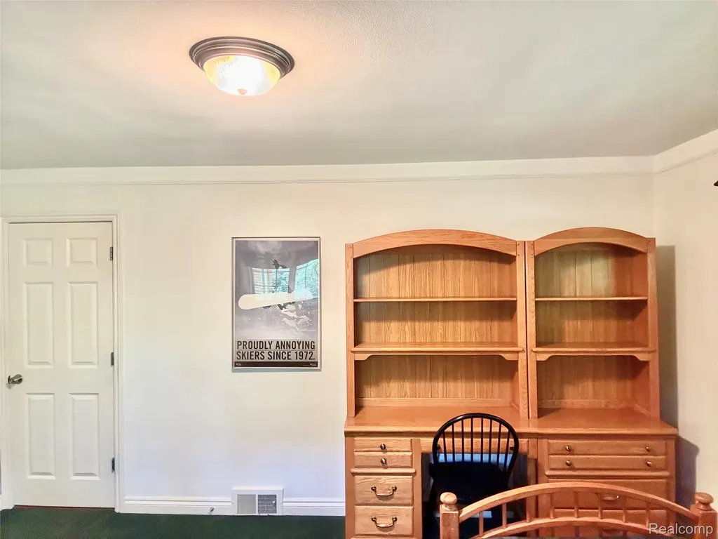 19141 Warwick Street Beverly Hills Village MI 48025