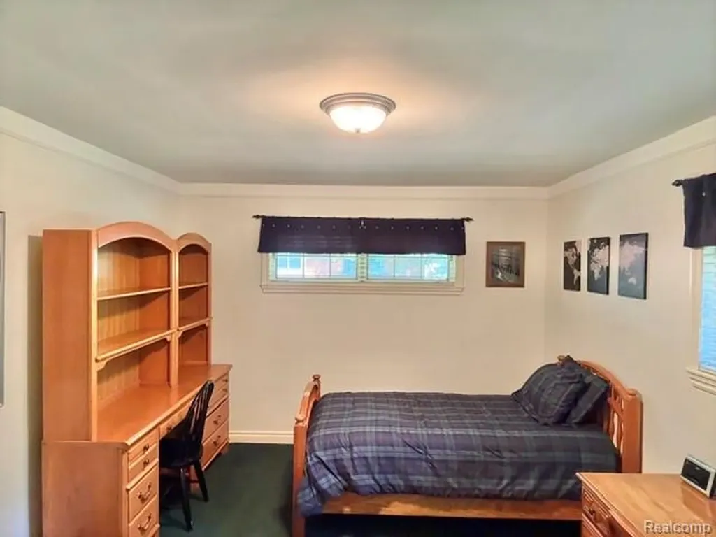 19141 Warwick Street Beverly Hills Village MI 48025