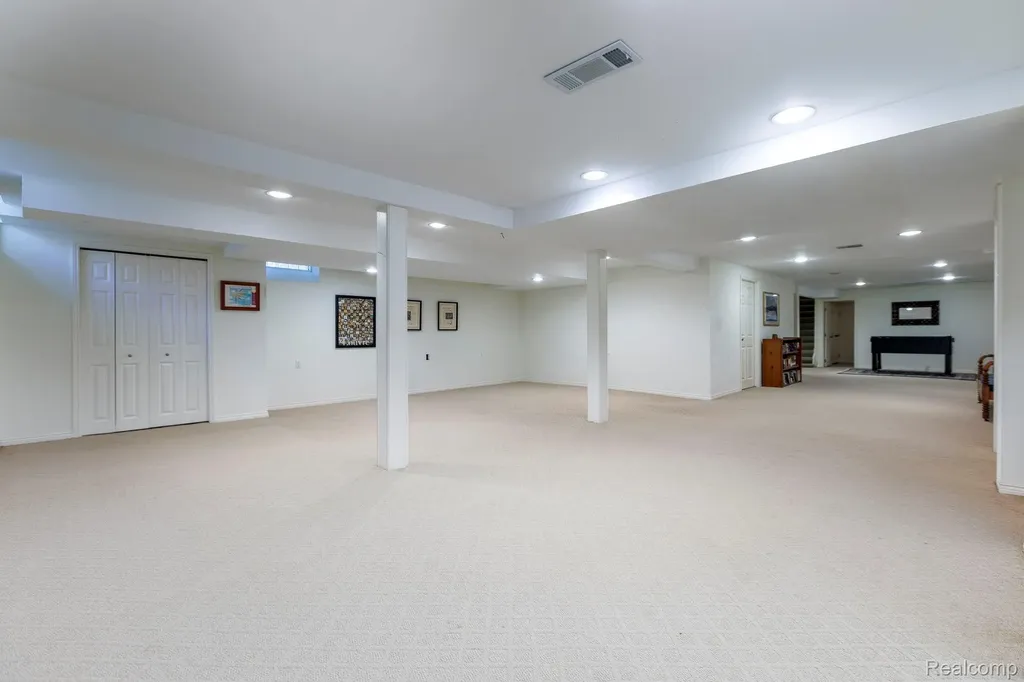 19141 Warwick Street Beverly Hills Village MI 48025