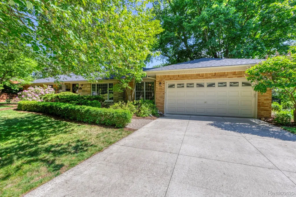 19141 Warwick Street Beverly Hills Village MI 48025