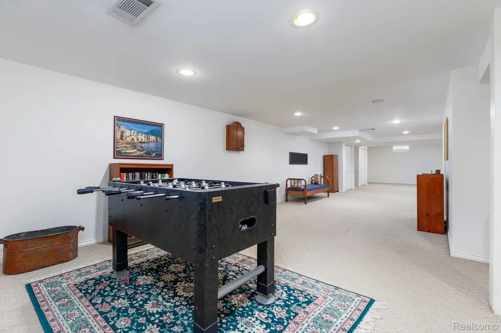 19141 Warwick Street Beverly Hills Village MI 48025