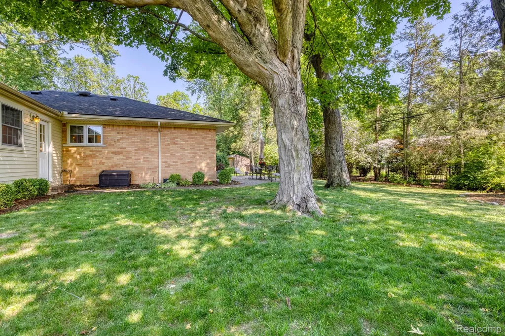 19141 Warwick Street Beverly Hills Village MI 48025