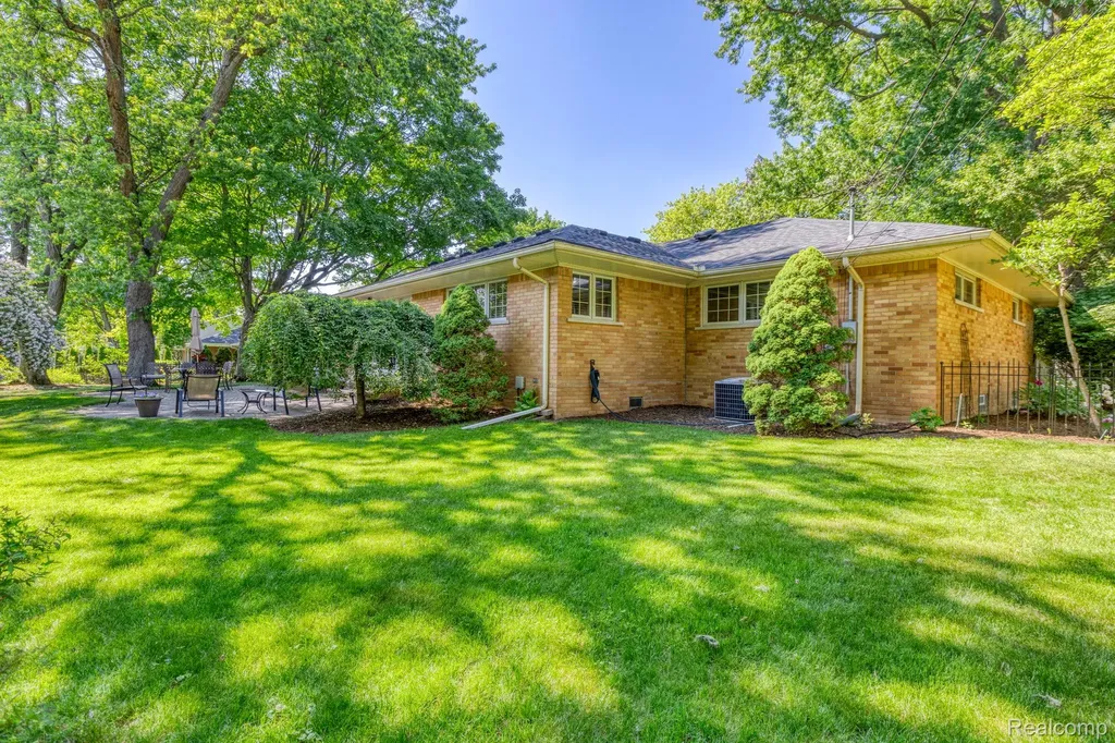 19141 Warwick Street Beverly Hills Village MI 48025