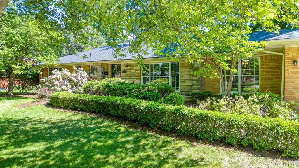 19141 Warwick Street Beverly Hills Village MI 48025