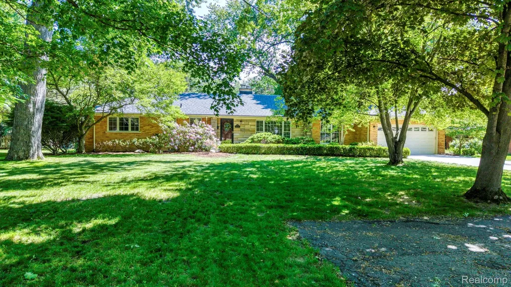 19141 Warwick Street Beverly Hills Village MI 48025