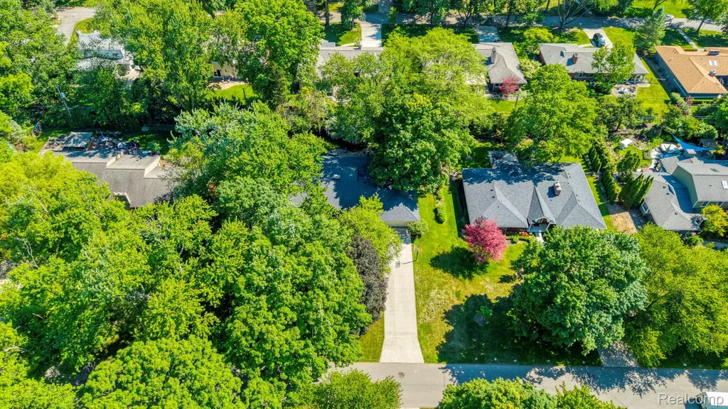 19141 Warwick Street Beverly Hills Village MI 48025