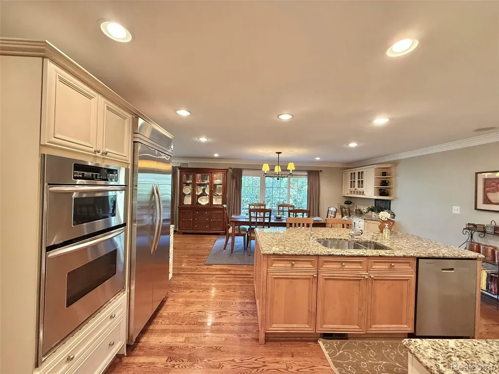 19141 Warwick Street Beverly Hills Village MI 48025