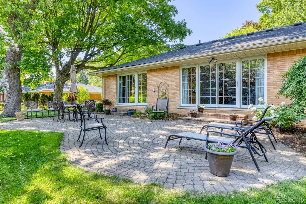 19141 Warwick Street Beverly Hills Village MI 48025