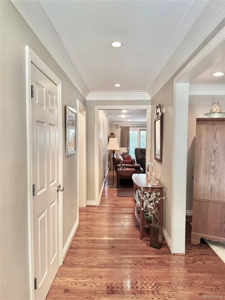19141 Warwick Street Beverly Hills Village MI 48025