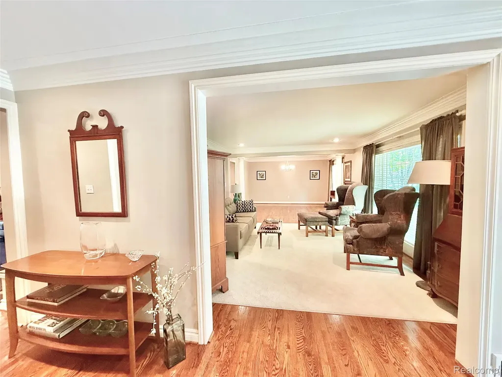 19141 Warwick Street Beverly Hills Village MI 48025