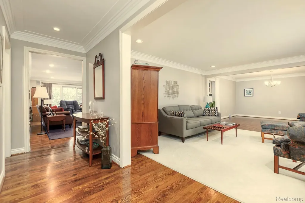 19141 Warwick Street Beverly Hills Village MI 48025