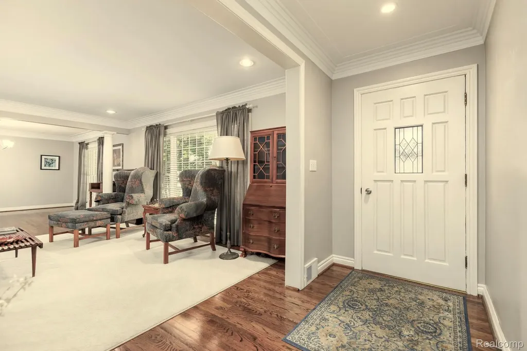 19141 Warwick Street Beverly Hills Village MI 48025