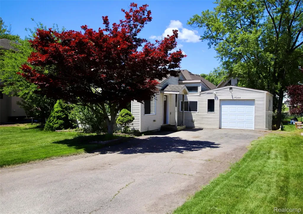 7044 Desmond Road Waterford Charter Township MI 48329