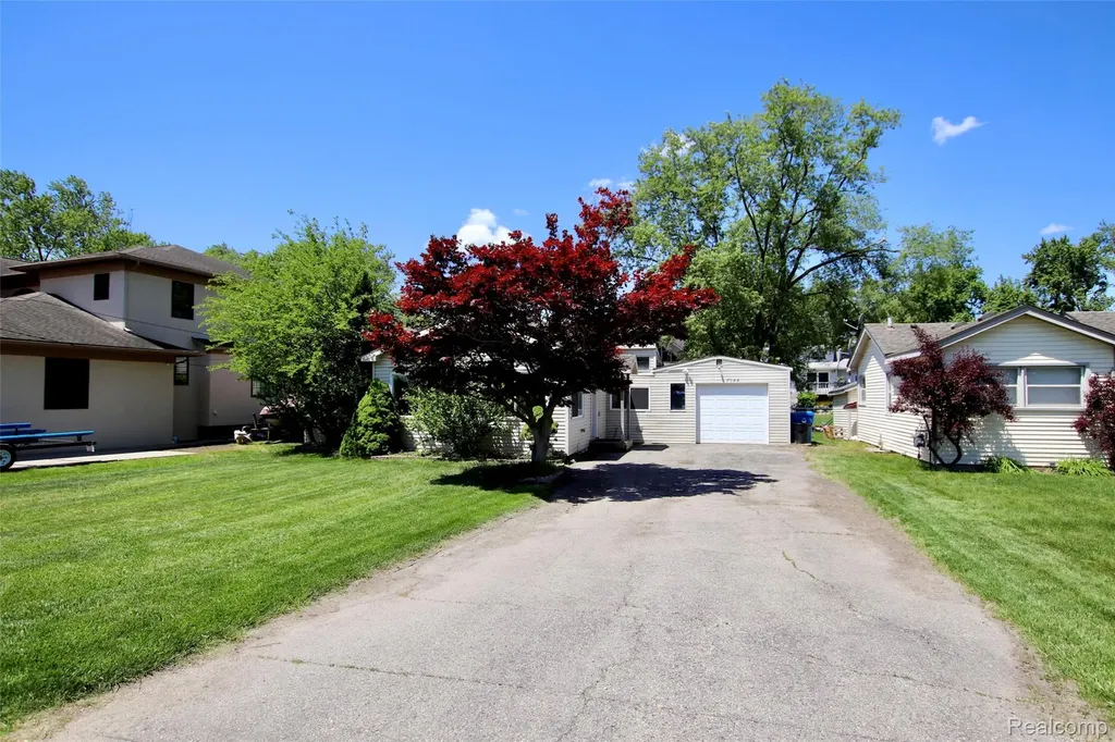 7044 Desmond Road Waterford Charter Township MI 48329