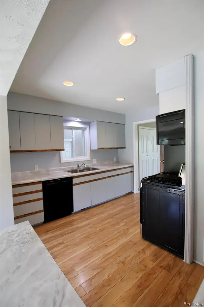 7044 Desmond Road Waterford Charter Township MI 48329