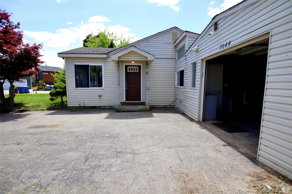 7044 Desmond Road Waterford Charter Township MI 48329