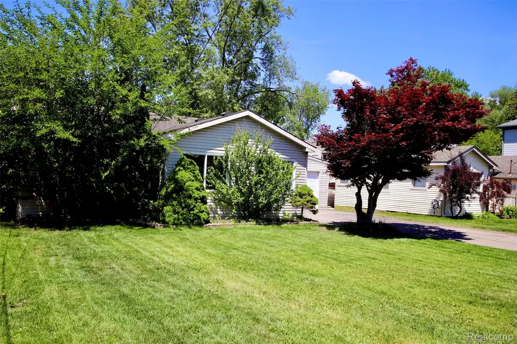 7044 Desmond Road Waterford Charter Township MI 48329