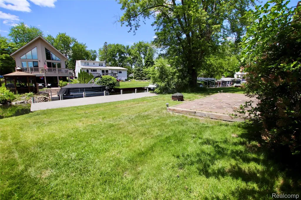 7044 Desmond Road Waterford Charter Township MI 48329