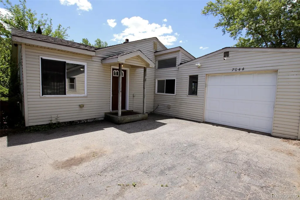 7044 Desmond Road Waterford Charter Township MI 48329