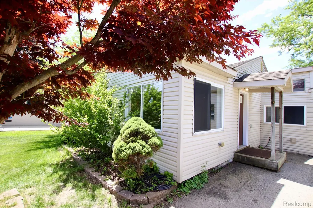 7044 Desmond Road Waterford Charter Township MI 48329