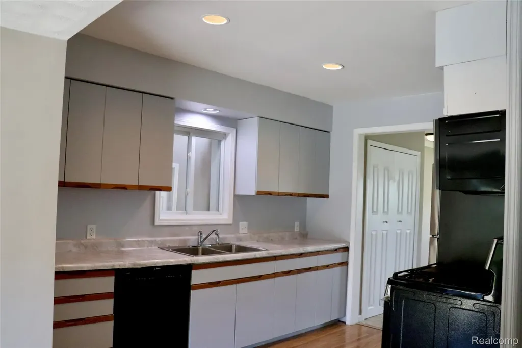 7044 Desmond Road Waterford Charter Township MI 48329