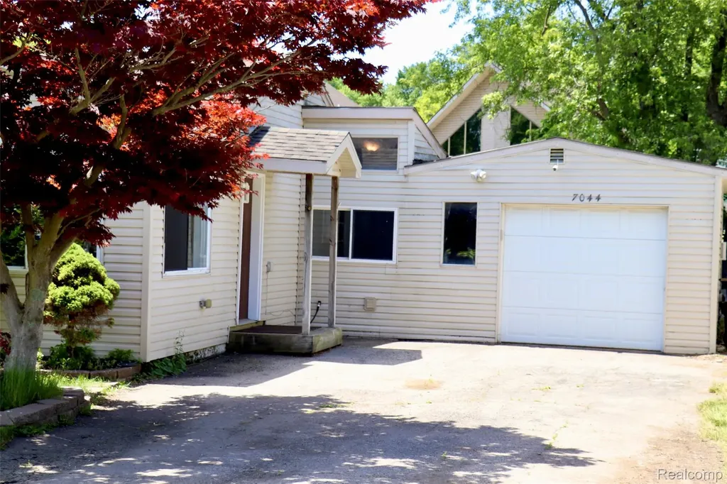 7044 Desmond Road Waterford Charter Township MI 48329