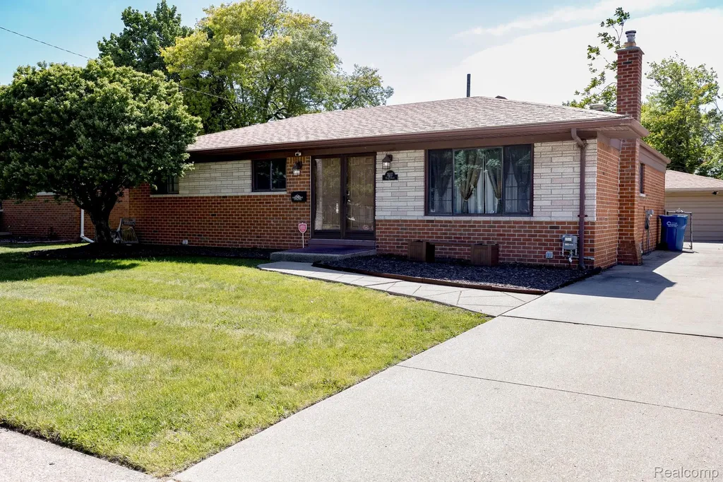 31017 Regal Drive Warren City MI 48088