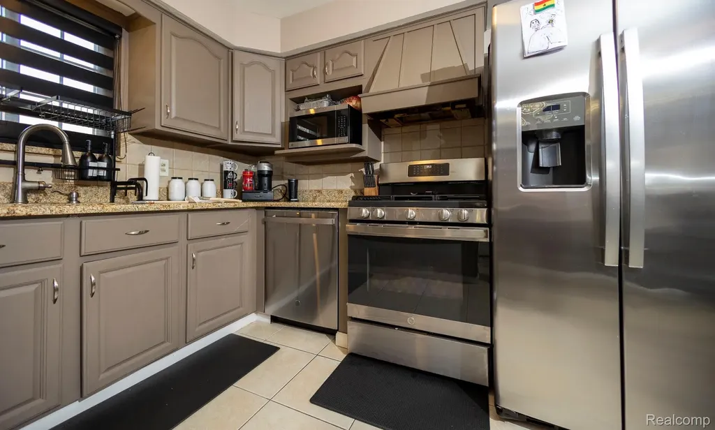 31017 Regal Drive Warren City MI 48088