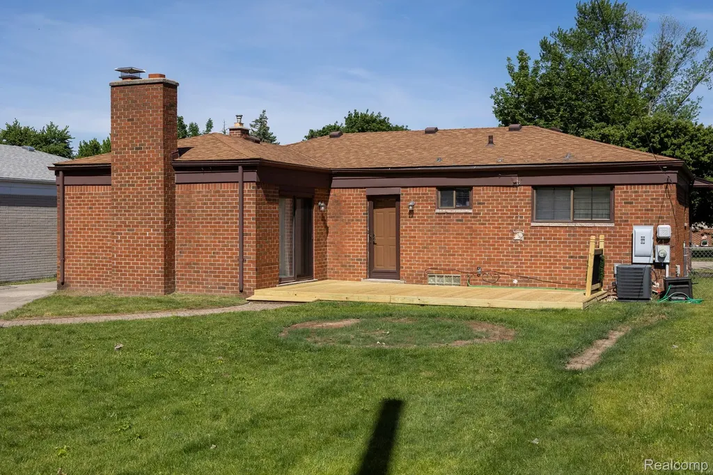 31017 Regal Drive Warren City MI 48088