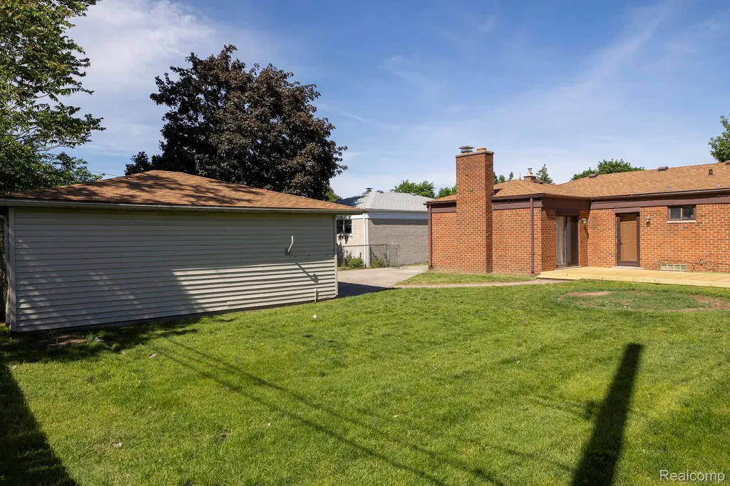 31017 Regal Drive Warren City MI 48088