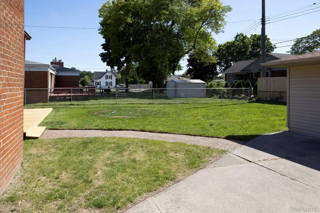 31017 Regal Drive Warren City MI 48088