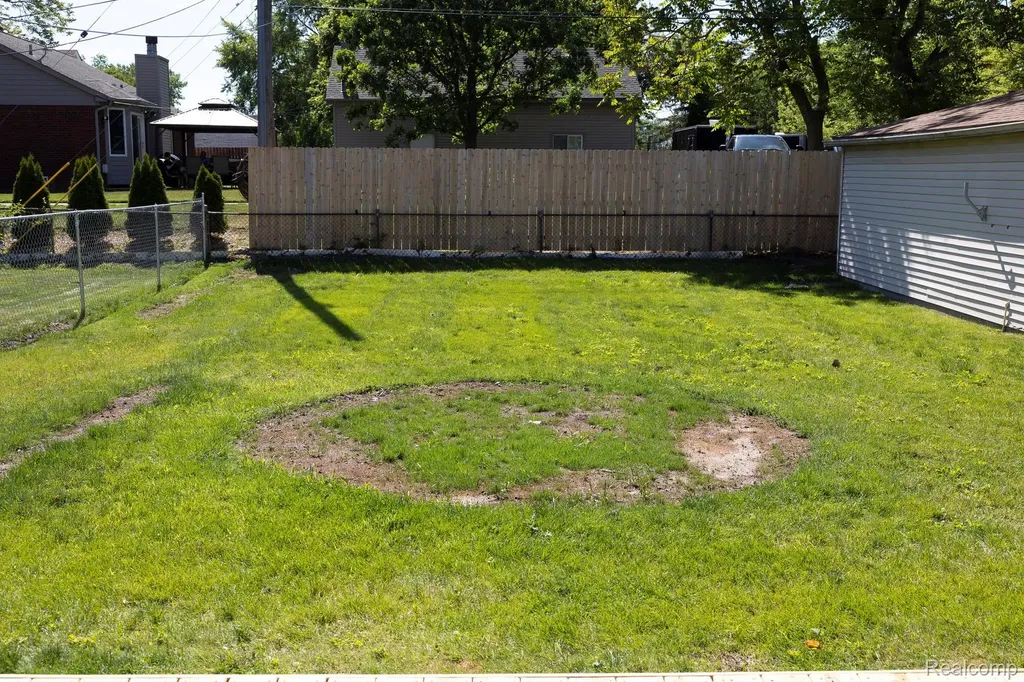 31017 Regal Drive Warren City MI 48088