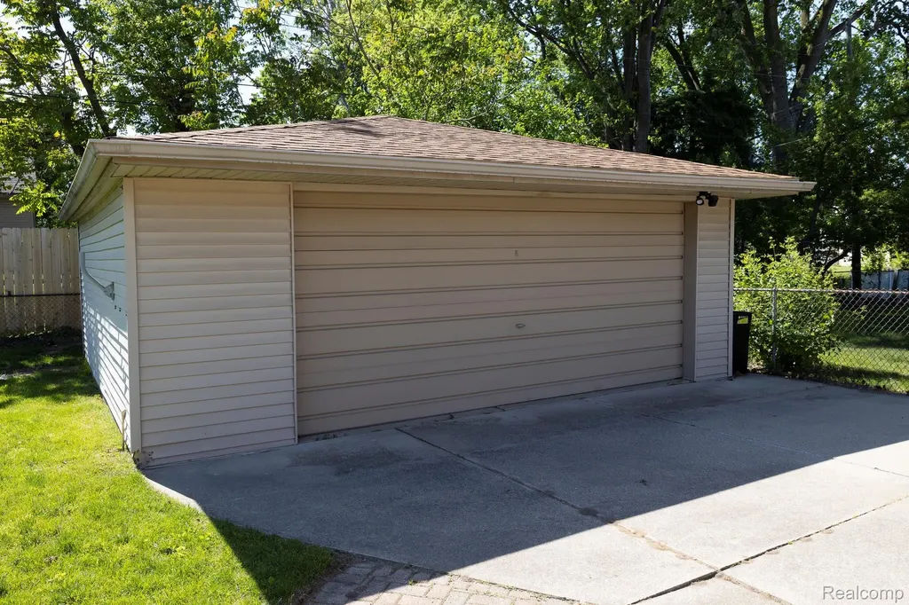 31017 Regal Drive Warren City MI 48088