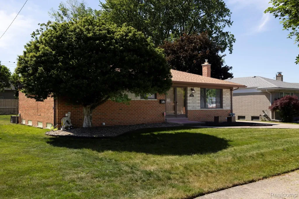 31017 Regal Drive Warren City MI 48088