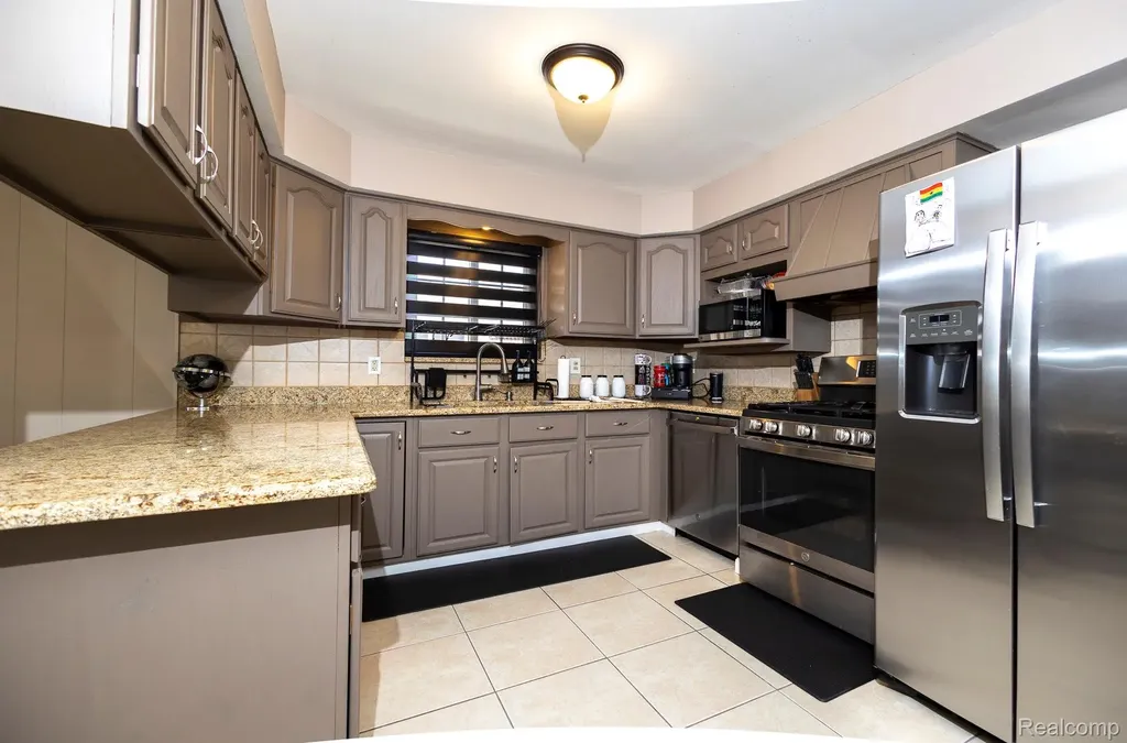 31017 Regal Drive Warren City MI 48088
