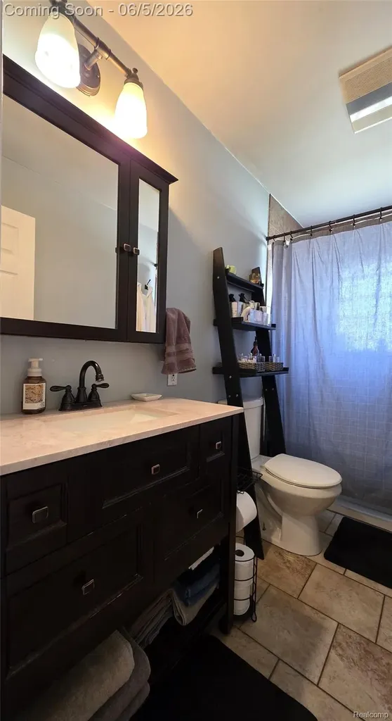 16017 Chestnut Street Roseville City MI 48066